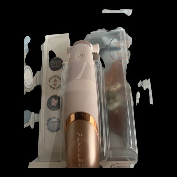 NEW in BOX Touch Flawless NU Razor - Picture 3 of 9